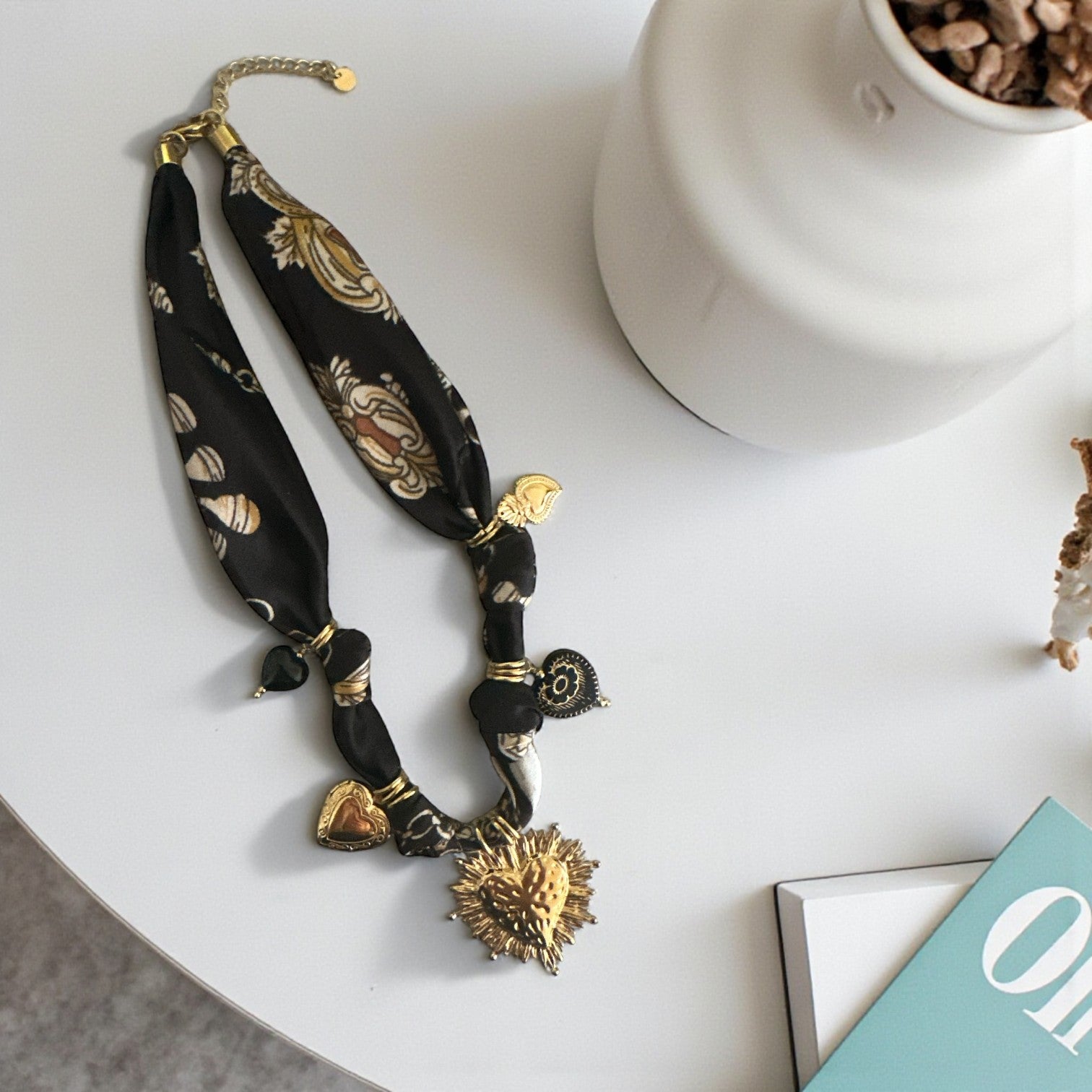 Ατσάλινο κολιέ με σατέν φουλάρι και χρυσά charms καρδιές So Cute by Dimi