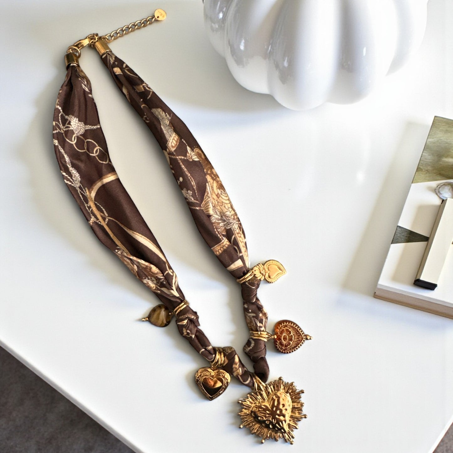 Ατσάλινο κολιέ με σατέν φουλάρι και χρυσά charms καρδιές So Cute by Dimi