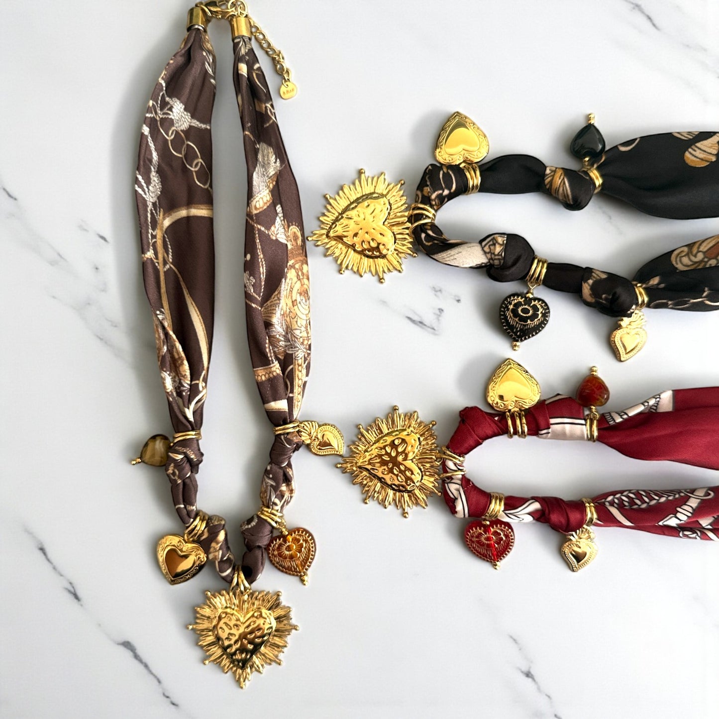 Ατσάλινο κολιέ με σατέν φουλάρι και χρυσά charms καρδιές So Cute by Dimi