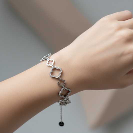 Ατσάλινο βραχιόλι με τετράφυλλα μοτίφ και στρας σε ασημί, φορεμένο — So Cute by Dimi, κωδ. 1-501-3142