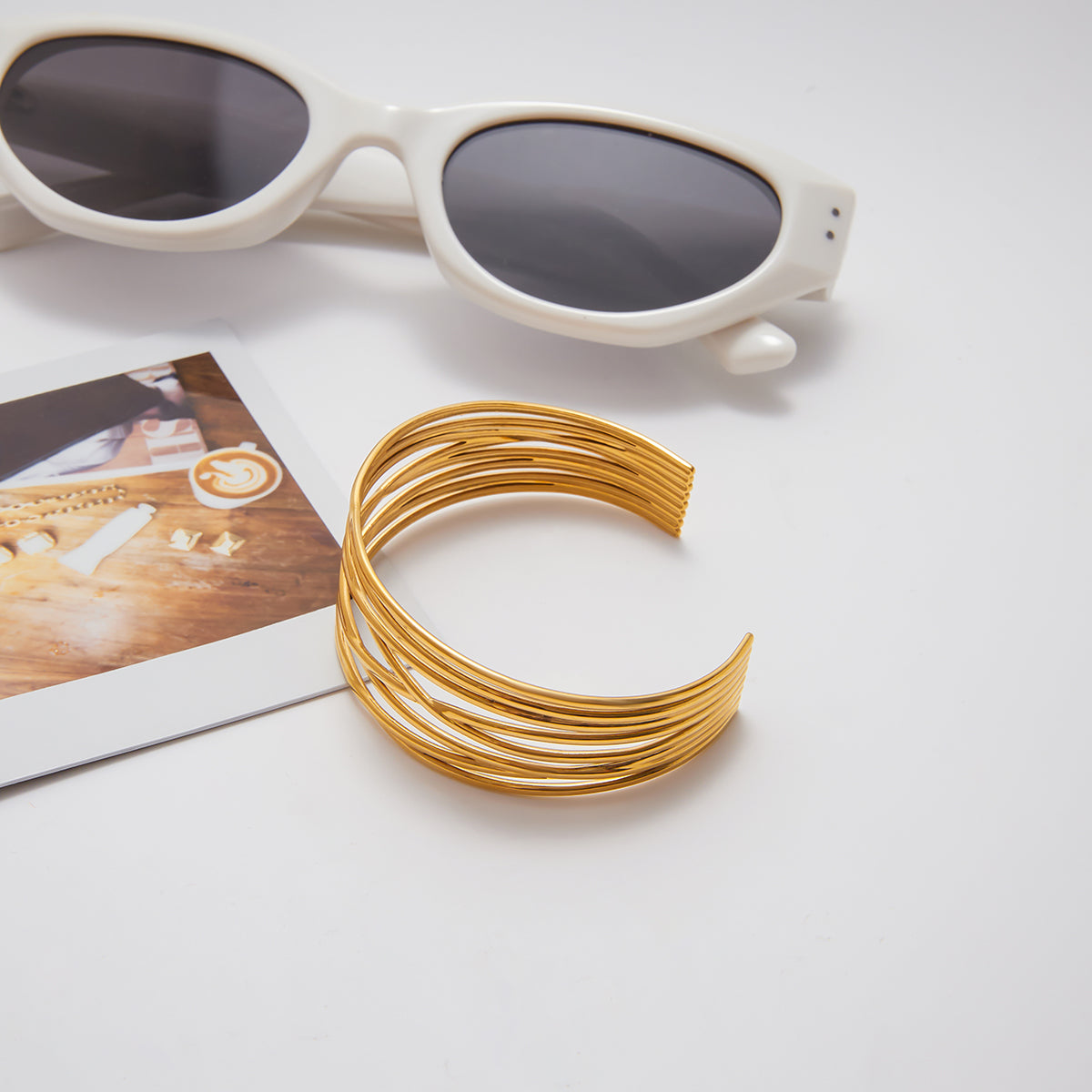 Golden Waves – Ατσάλινο cuff βραχιόλι με γραμμικό σχέδιο, επιχρυσωμένο | So Cute By Dimi