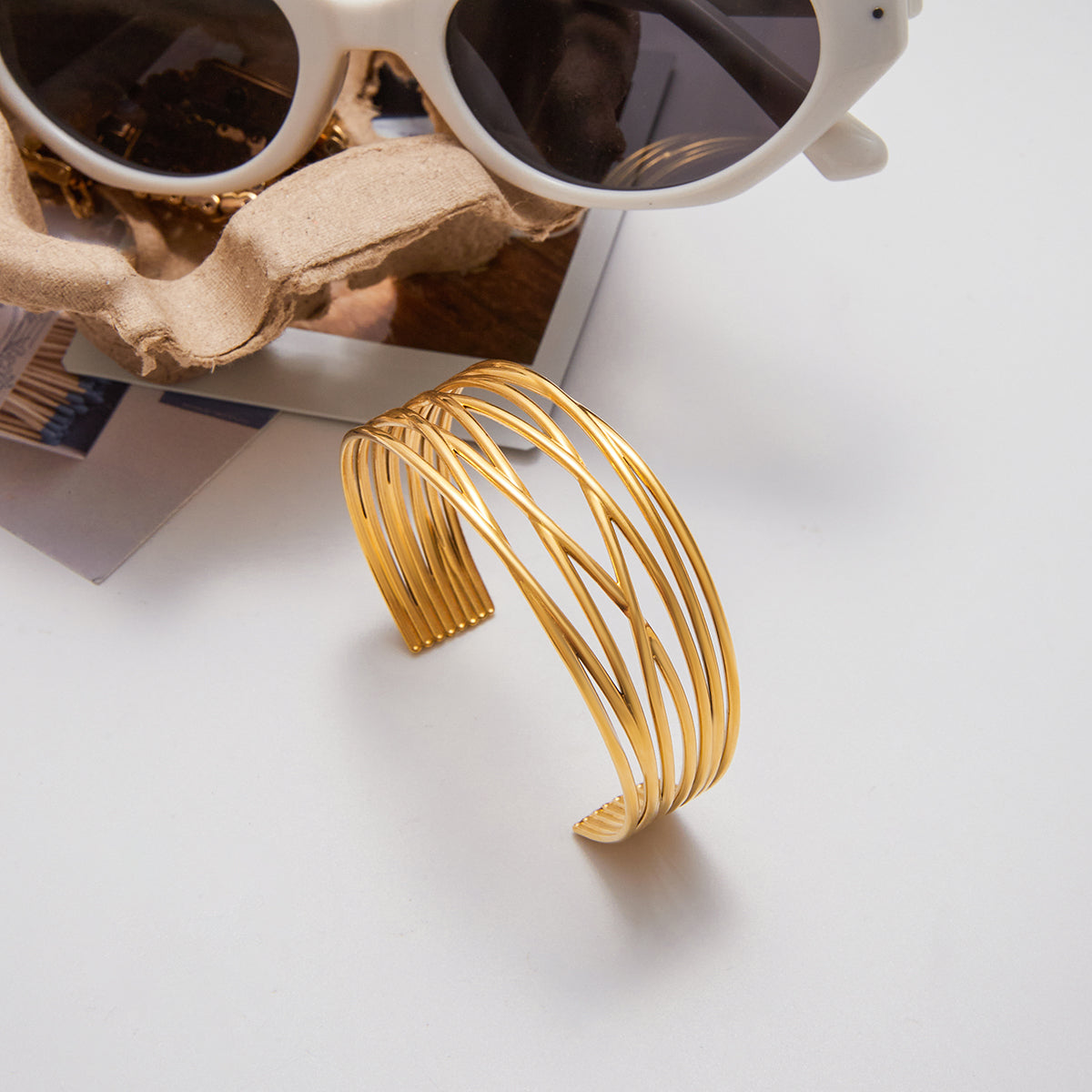 Golden Waves – Ατσάλινο cuff βραχιόλι με γραμμικό σχέδιο, επιχρυσωμένο | So Cute By Dimi