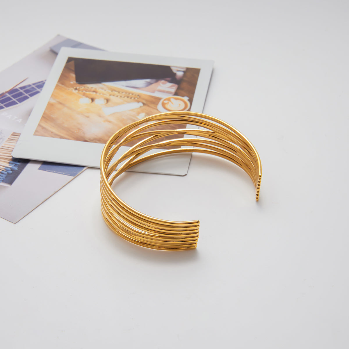 Golden Waves – Ατσάλινο cuff βραχιόλι με γραμμικό σχέδιο, επιχρυσωμένο | So Cute By Dimi