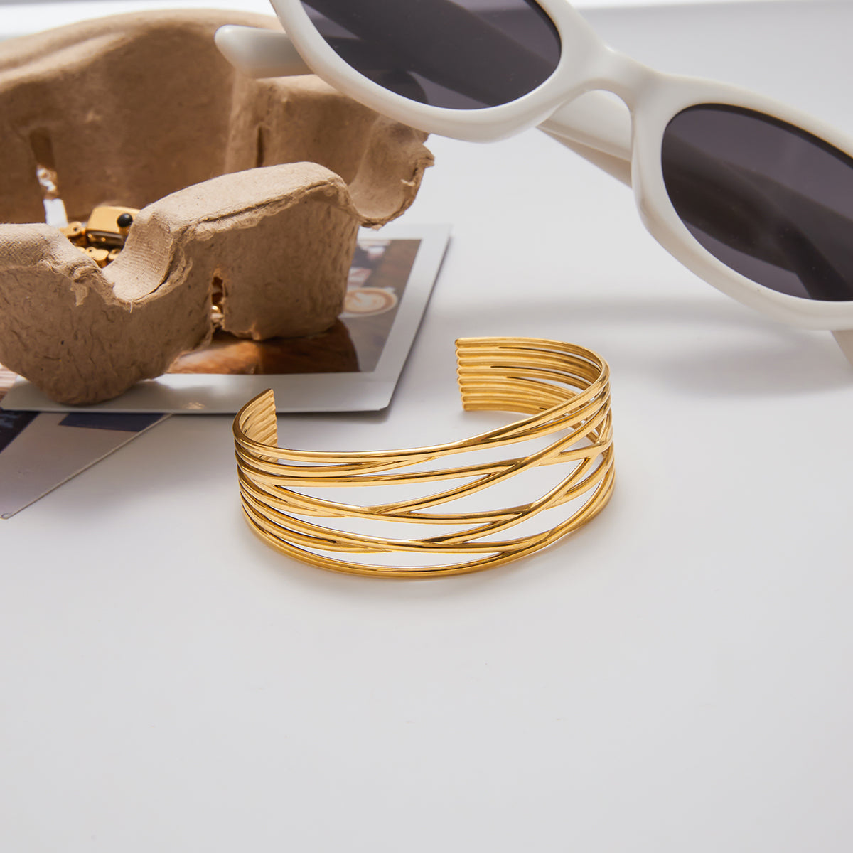 Golden Waves – Ατσάλινο cuff βραχιόλι με γραμμικό σχέδιο, επιχρυσωμένο | So Cute By Dimi