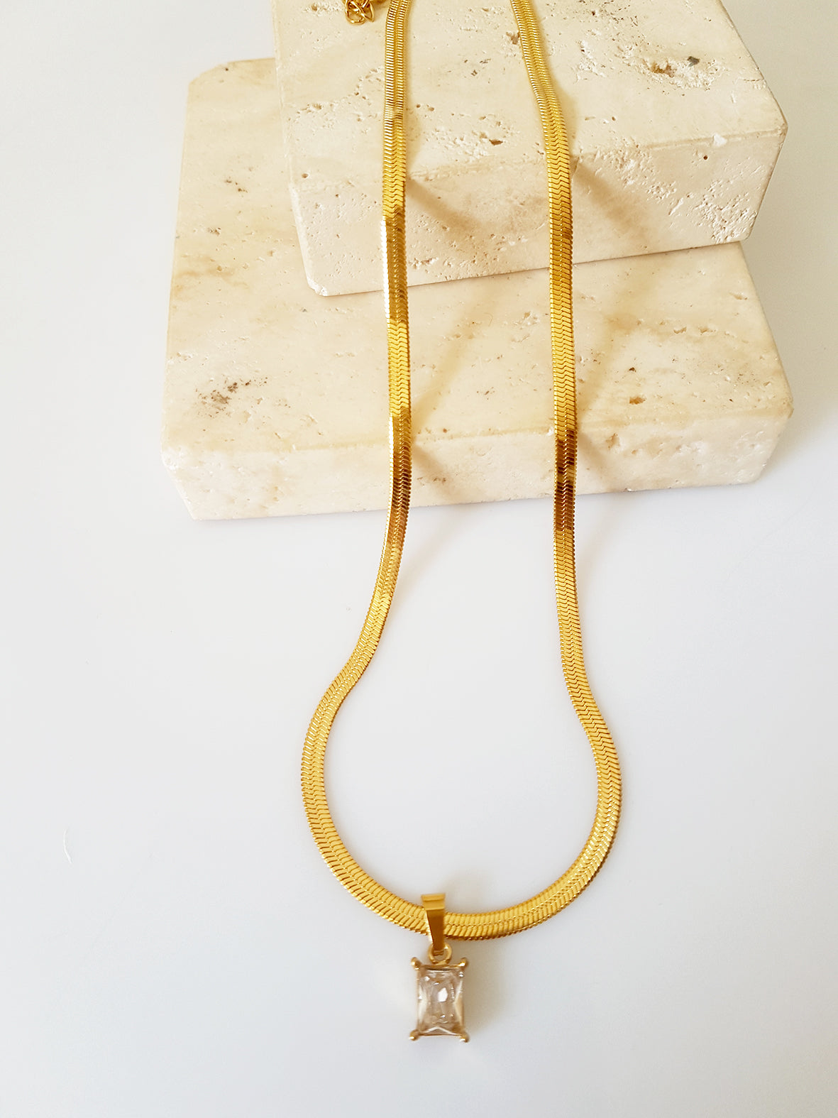 Steel necklace with rectangular zircon