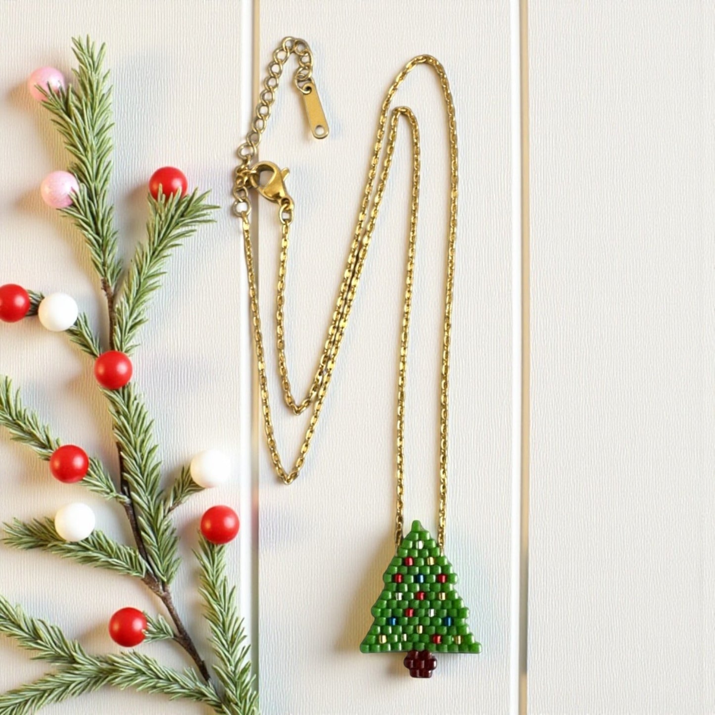 Παιδικό ατσάλινο κολιέ με χάντρες Miyuki σε σχήμα χριστουγεννιάτικου δέντρου – So Cute Wholesale