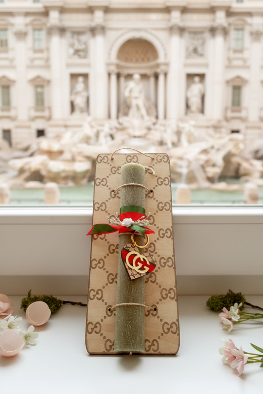 Χειροποίητη πασχαλινή λαμπάδα με ξύλινη πλάτη και μπρελόκ, στηριγμένη δίπλα σε παράθυρο με θέα τη Φοντάνα ντι Τρέβι So Cute by Dimi