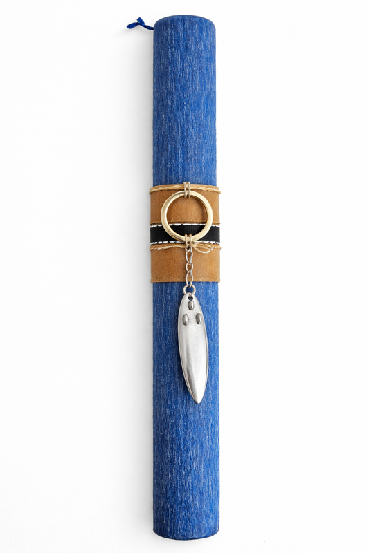 Χειροποίητη μπλε λαμπάδα με μεταλλικό μπρελόκ σανίδα σερφ σε μοντέρνο surf στυλ