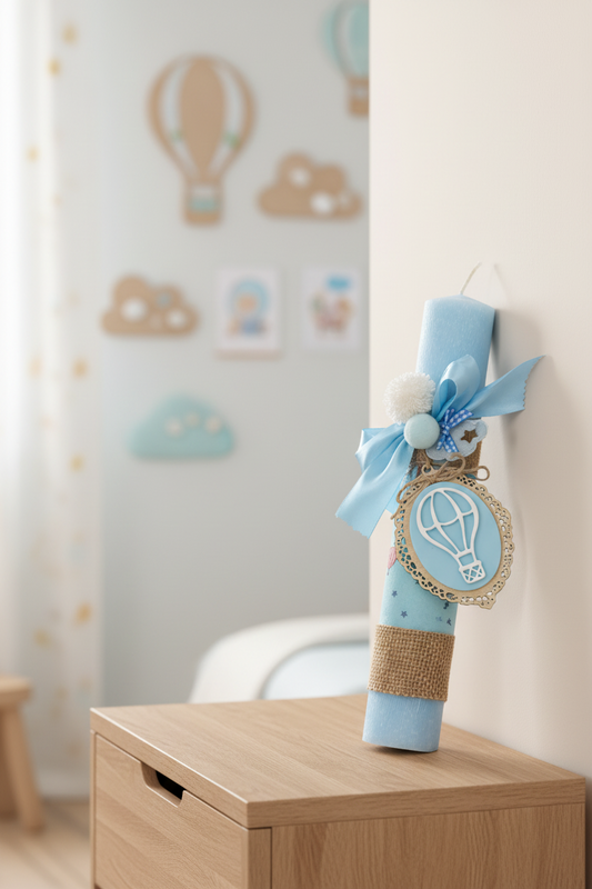 Χειροποίητη πασχαλινή λαμπάδα baby blue με αερόστατο, ύφασμα με print και ξύλινο διακοσμητικό So Cute by Dimi