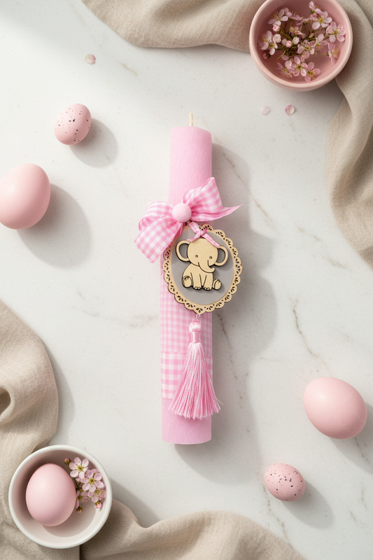 Χειροποίητη πασχαλινή λαμπάδα Pink Safari με ελεφαντάκι από ξύλο και πλεξιγκλάς, καρώ ύφασμα, φιόγκο και πον πον, ύψους 30 εκ – So Cute by Dimi