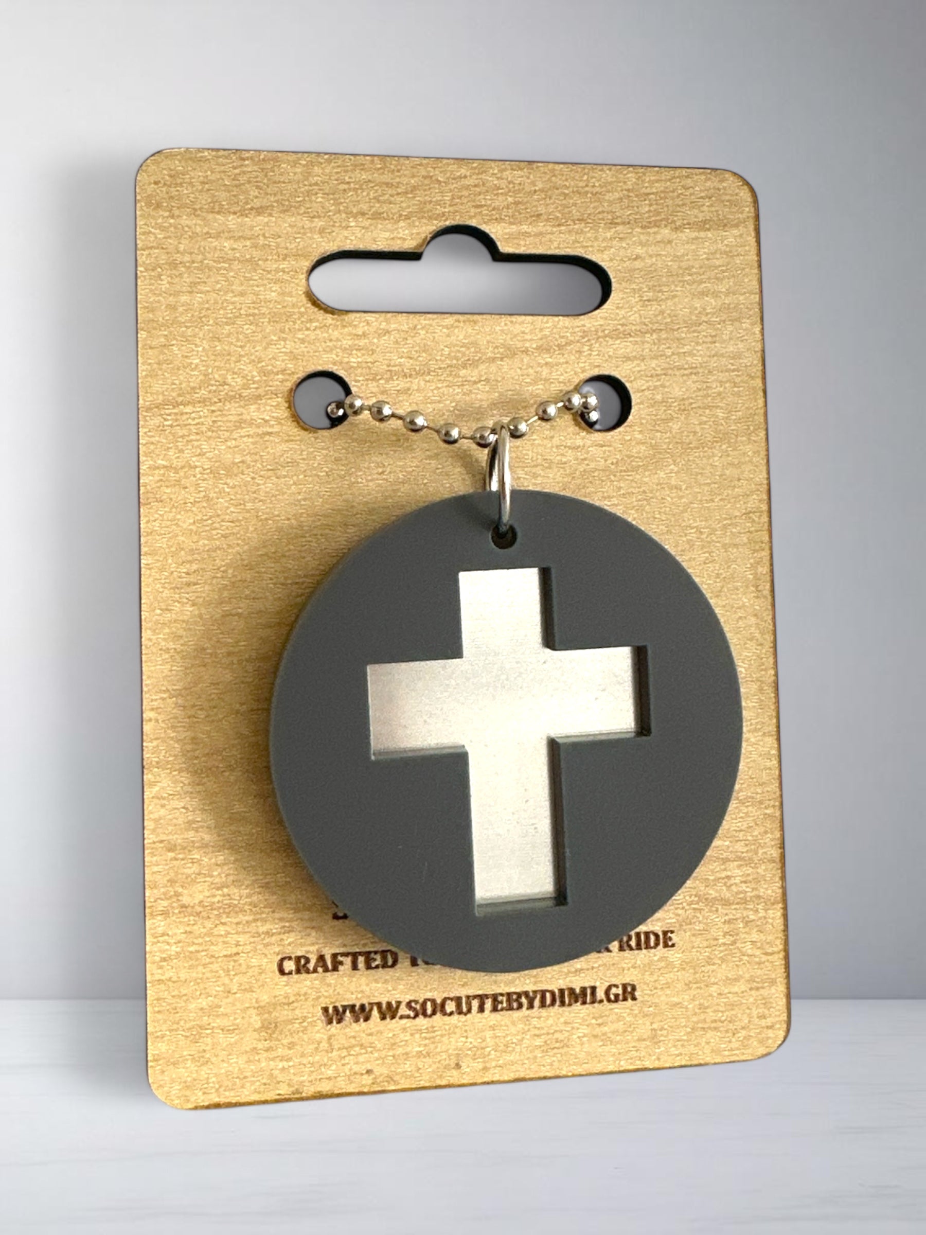 Γούρι αυτοκινήτου με σκούρο γκρι κυκλικό plexiglass και σταυρό cutout με ασημί καθρέφτη στο φόντο – minimal, αρχιτεκτονικό design