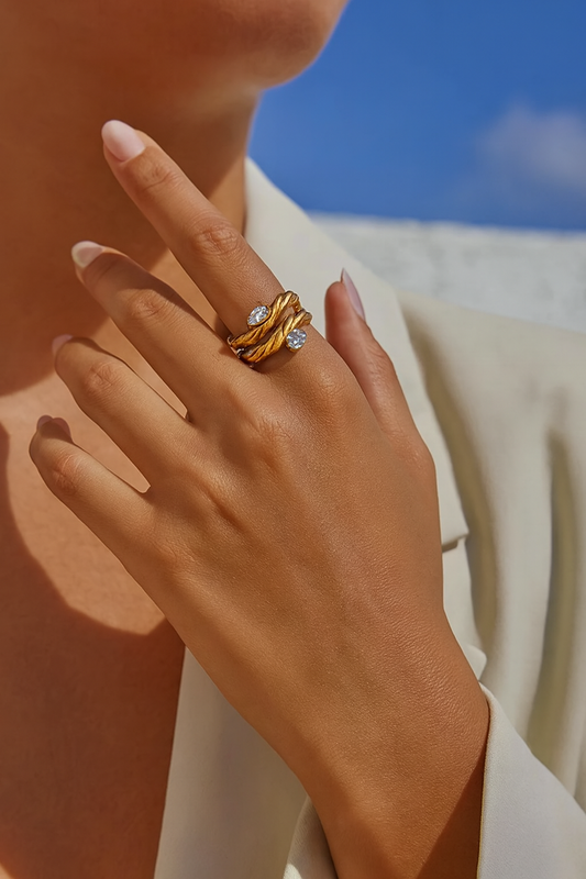 💎🕒 Twisted Drop – Ατσάλινο Δαχτυλίδι με Δάκρυ Ζιργκόν