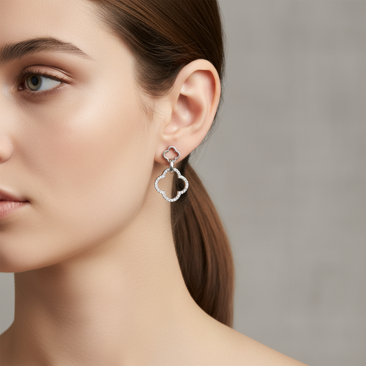 Ατσάλινα σκουλαρίκια Clover Glow με outline τετράφυλλο και pavé περίγραμμα, μήκος 2,5 εκ. – So Cute by Dimi