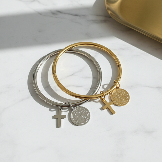 🤍✨ Faith & Shine – Ατσάλινο Bangle με Σταυρό & Κωνσταντινάτο