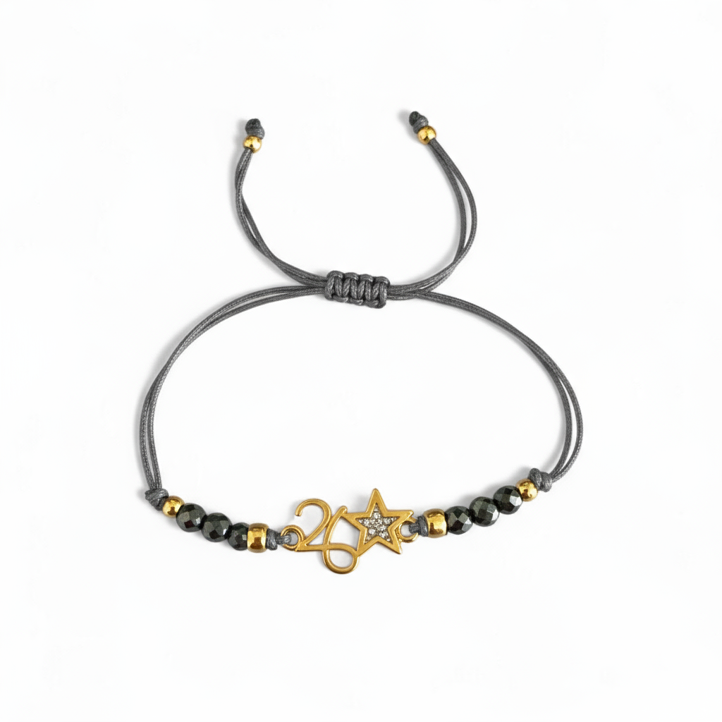 Χειροποίητο βραχιόλι γούρι 2026 με αιματίτη & αστεράκι glitter σε κορδόνι – So Cute by Dimi Wholesale