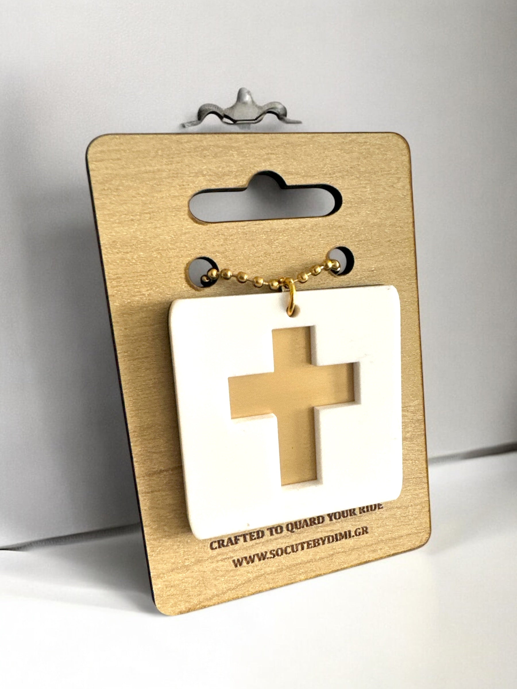 Γούρι αυτοκινήτου με χρυσό σταυρό σε λευκό τετράγωνο plexiglass, από τη συλλογή Drive Icons – minimal σχεδιασμός