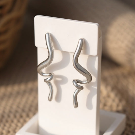 Σκουλαρίκια από ατσάλι σε οργανική ρευστή γραμμή – So Cute by Dimi