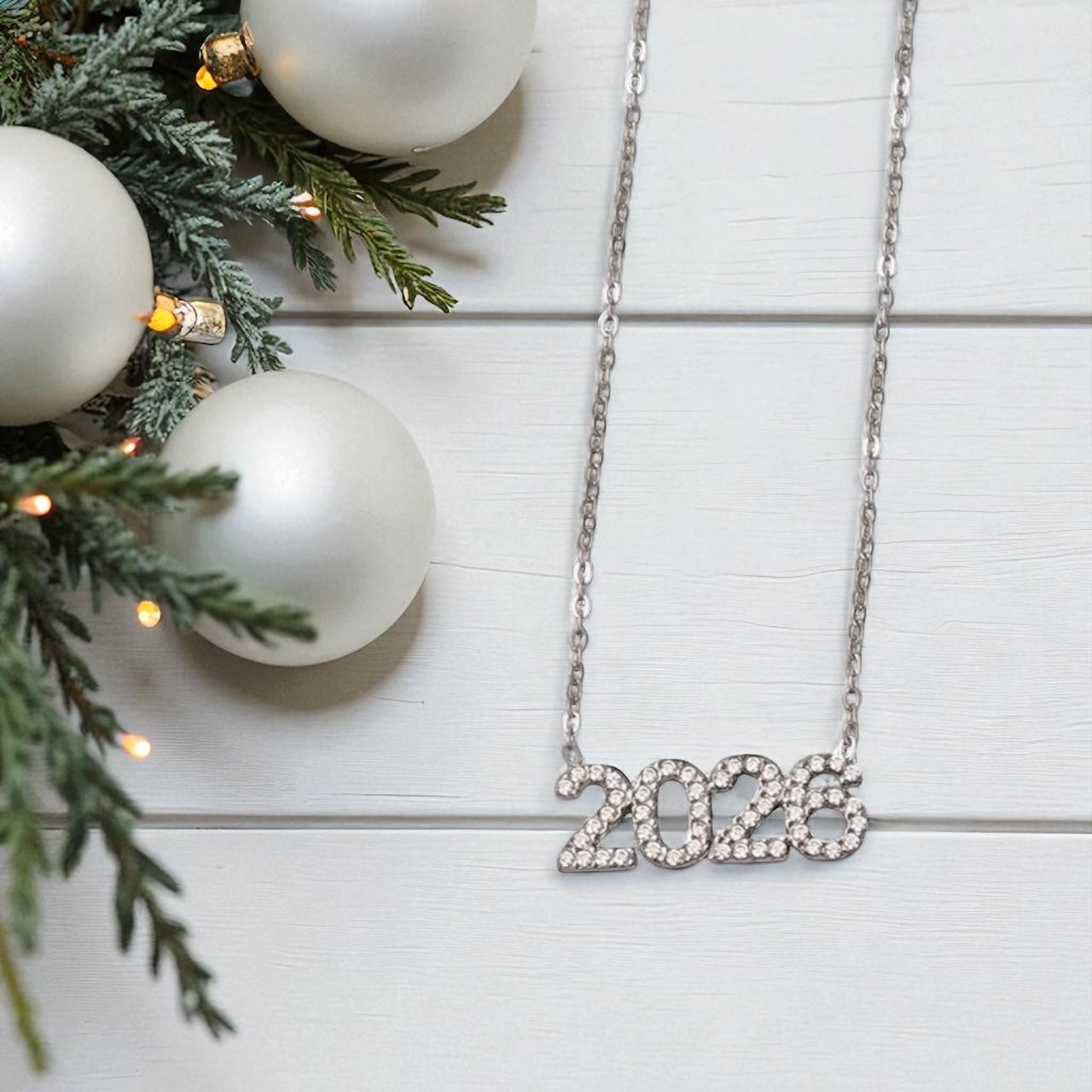 Κολιέ γούρι 2026 χονδρική – ατσάλι με ζιργκόν σε χρυσό & ασημί