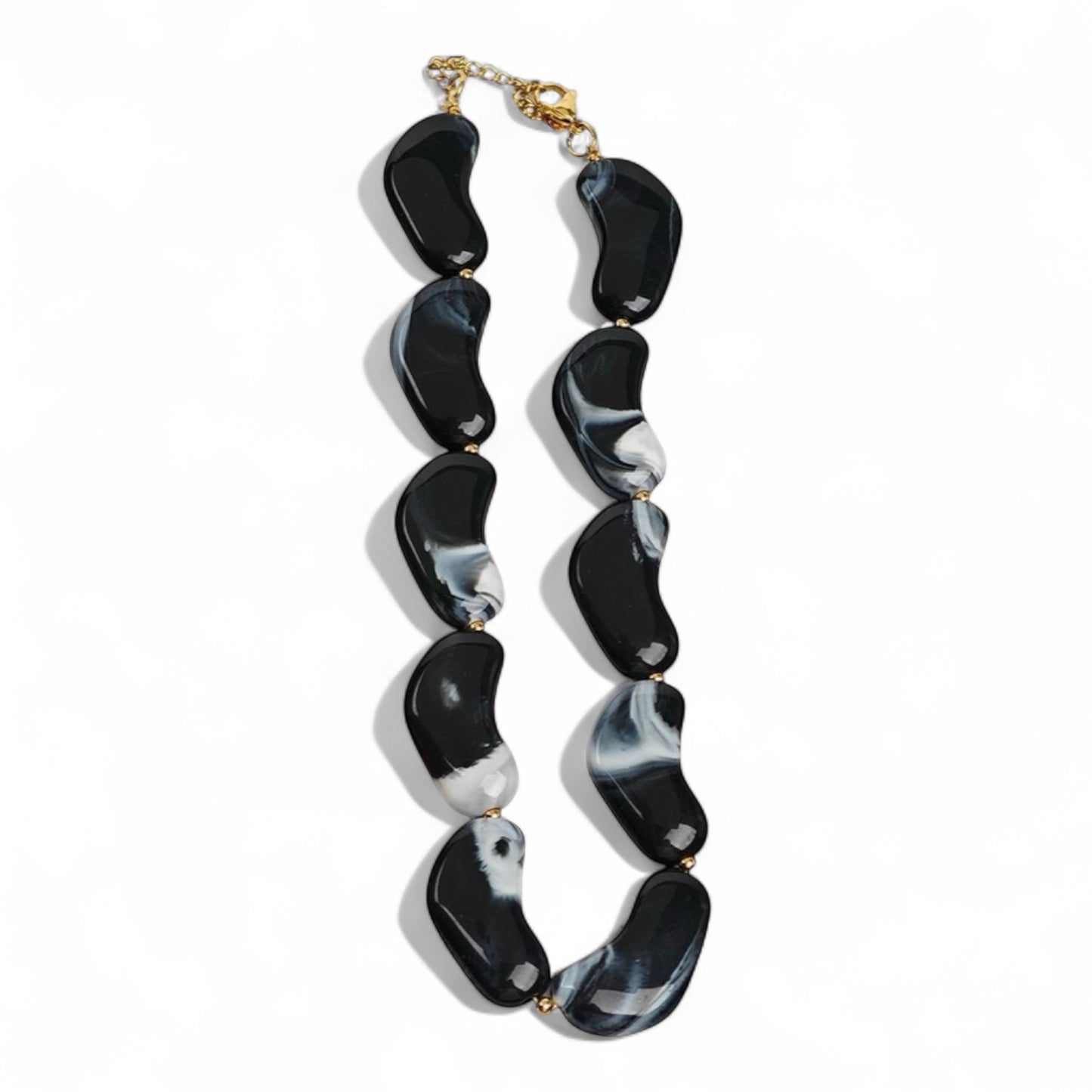 Κολιέ Molten Wave από ρητίνη και ατσάλι σε καραμελέ, μαύρο και κόκκινο — So Cute by Dimi Wholesale