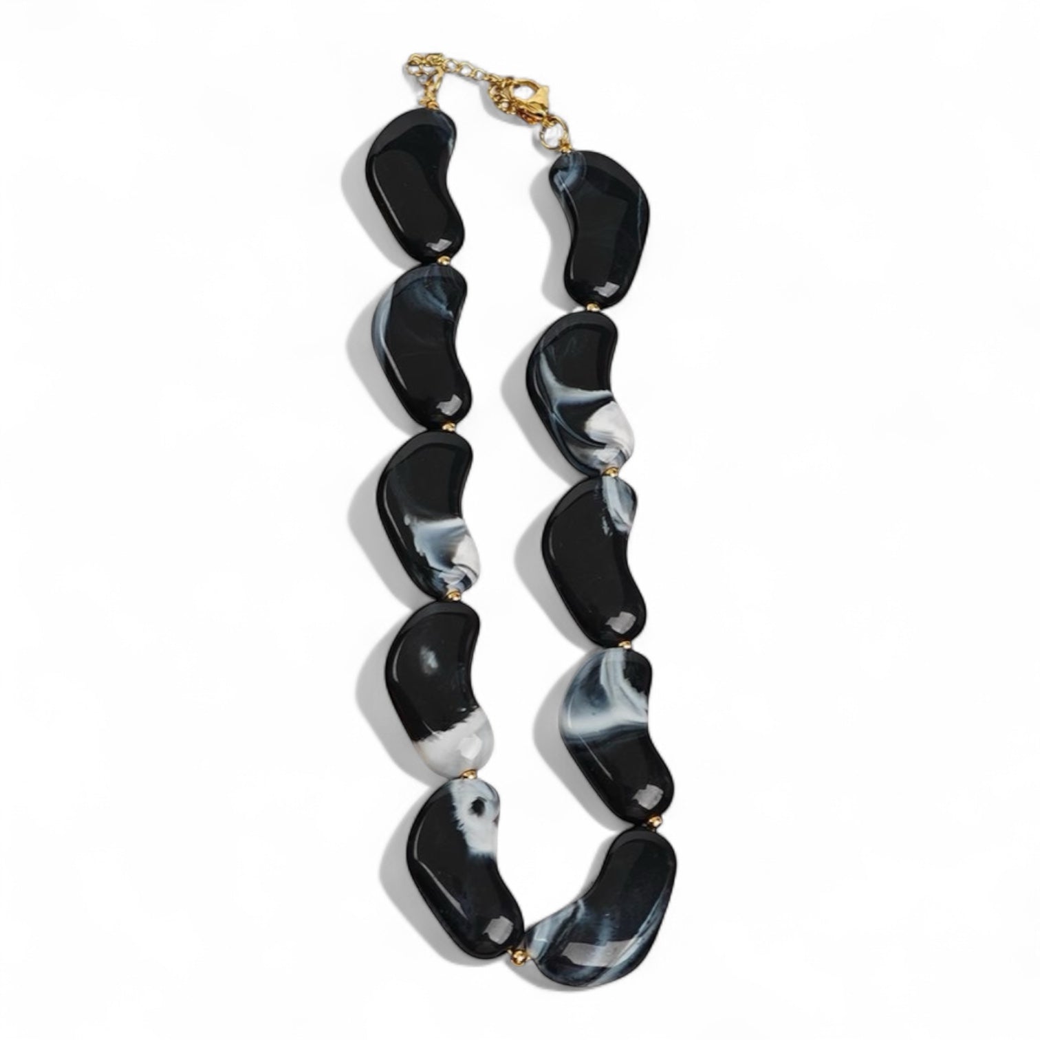 Κολιέ Molten Wave από ρητίνη και ατσάλι σε καραμελέ, μαύρο και κόκκινο — So Cute by Dimi Wholesale