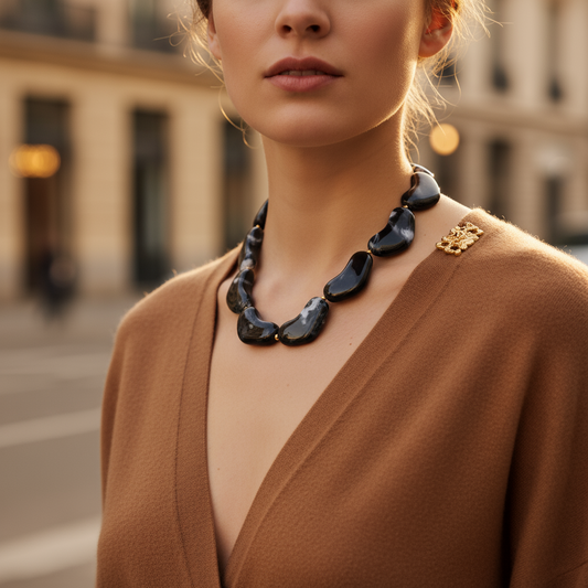 Κολιέ Molten Wave από ρητίνη και ατσάλι σε καραμελέ, μαύρο και κόκκινο — So Cute by Dimi Wholesale