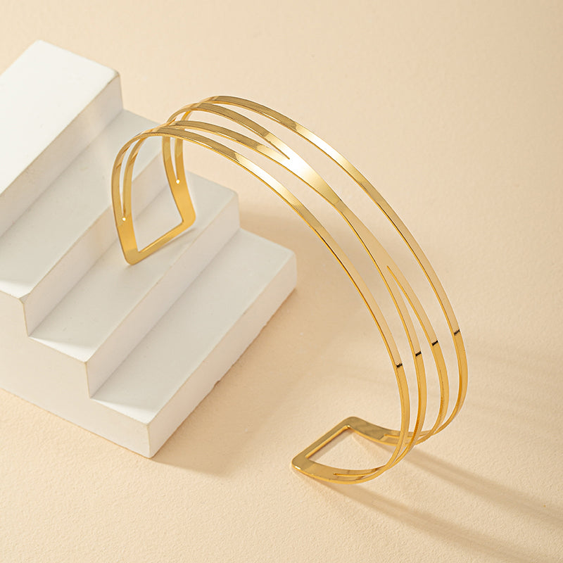 Retro women's choker in geometrical design of lines made by alloy