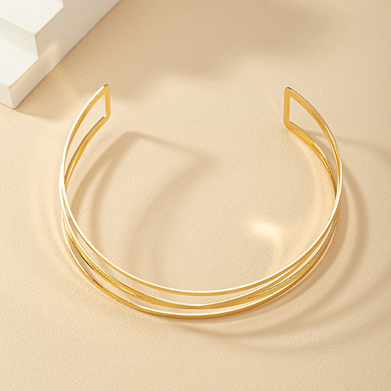 Retro women's choker in geometrical design of lines made by alloy