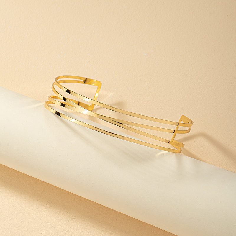 Retro women's choker in geometrical design of lines made by alloy
