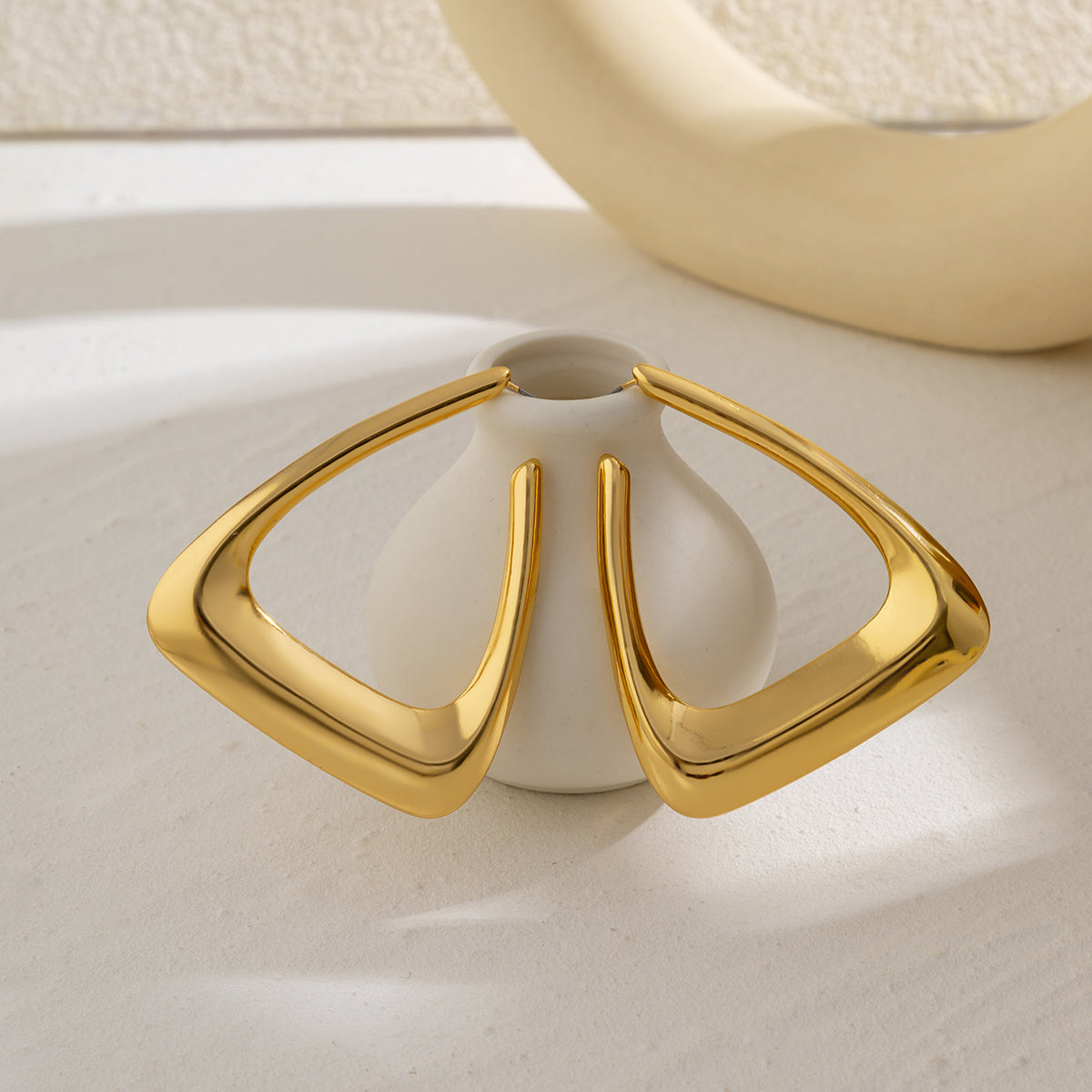 1 Pair Simple Style Triangle Three-dimensional Alloy Drop Earrings
