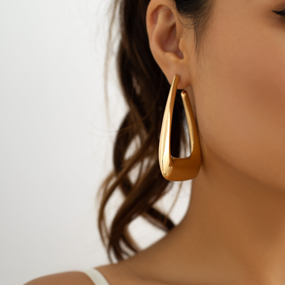 1 Pair Simple Style Triangle Three-dimensional Alloy Drop Earrings