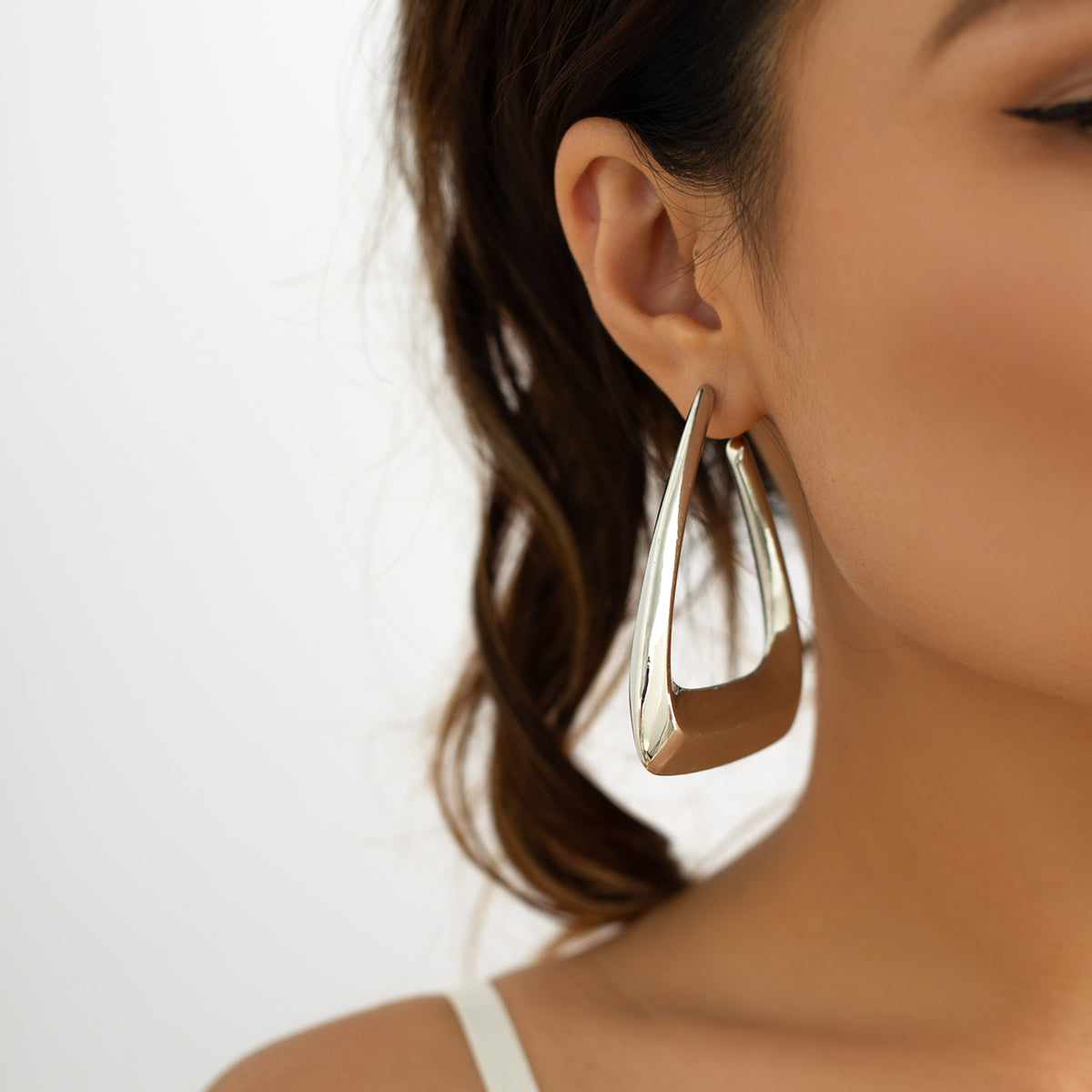 1 Pair Simple Style Triangle Three-dimensional Alloy Drop Earrings