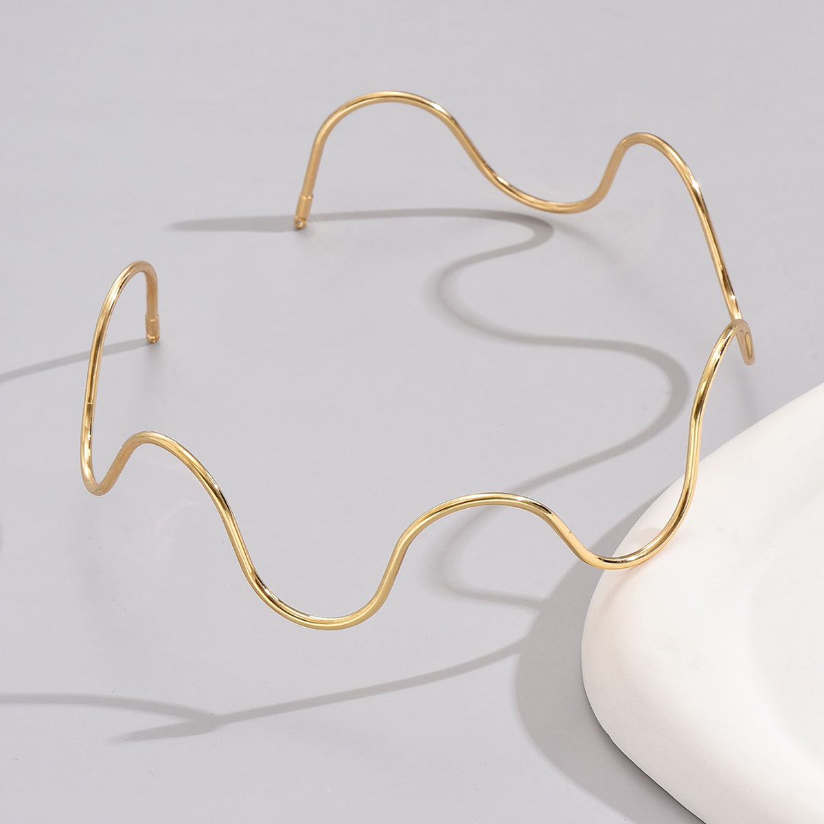 Casual iron choker in waves style