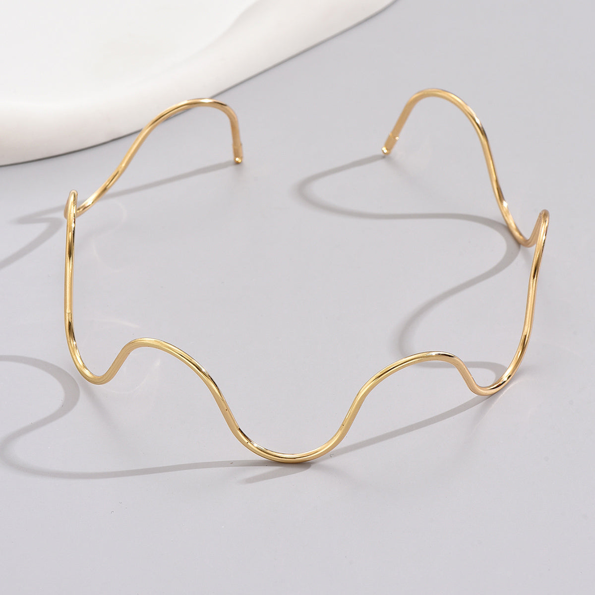 Casual iron choker in waves style