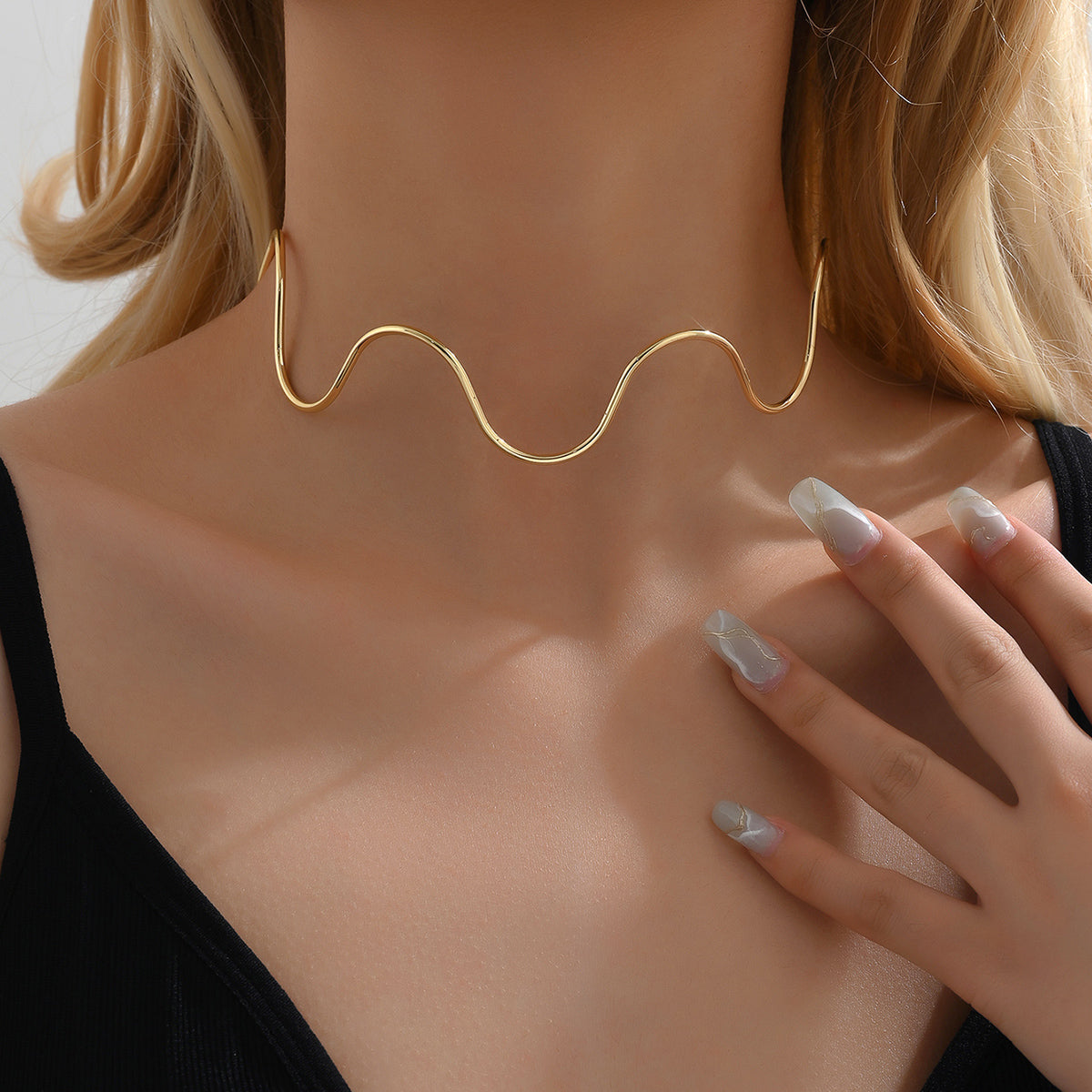 Casual iron choker in waves style
