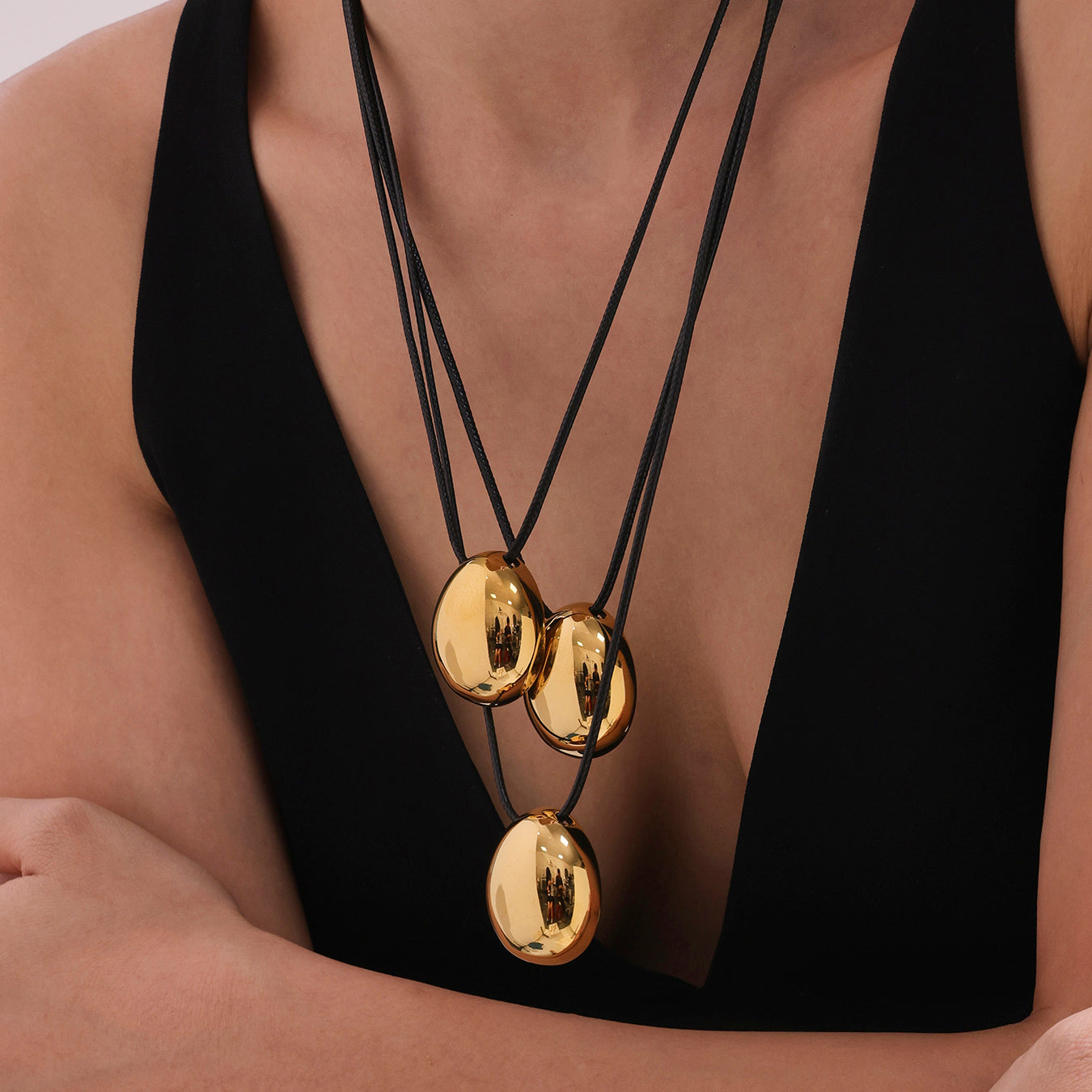 Μακρύ κολιέ με δερμάτινο κορδόνι και γεωμετρικό pendant σε χρυσό και ασημί – Χονδρική So Cute by Dimi