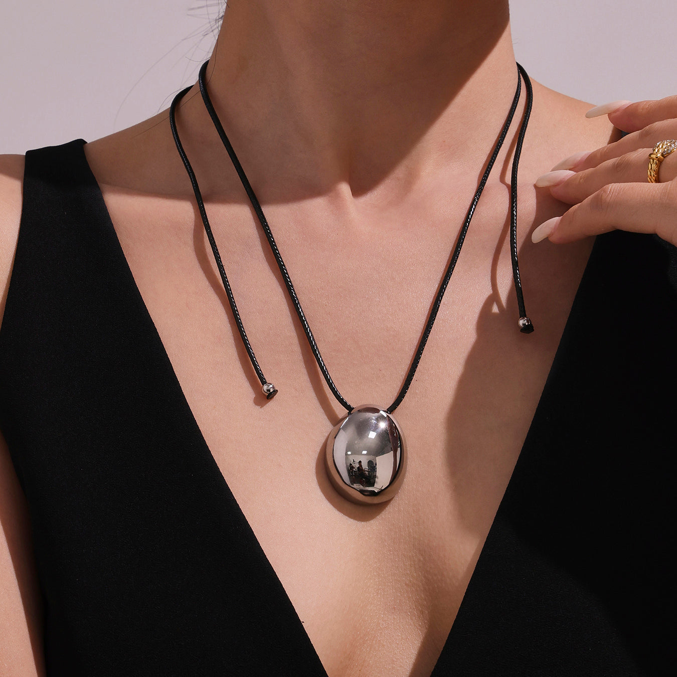 Μακρύ κολιέ με δερμάτινο κορδόνι και γεωμετρικό pendant σε χρυσό και ασημί – Χονδρική So Cute by Dimi