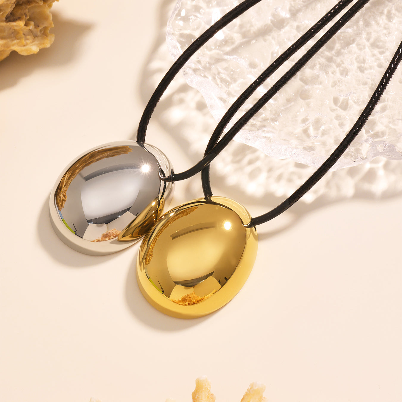 Μακρύ κολιέ με δερμάτινο κορδόνι και γεωμετρικό pendant σε χρυσό και ασημί – Χονδρική So Cute by Dimi