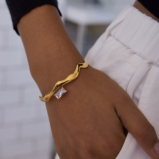 Ατσάλινο βραχιόλι με κυματιστό σχέδιο και ζιργκόν – Χονδρική So Cute by Dimi