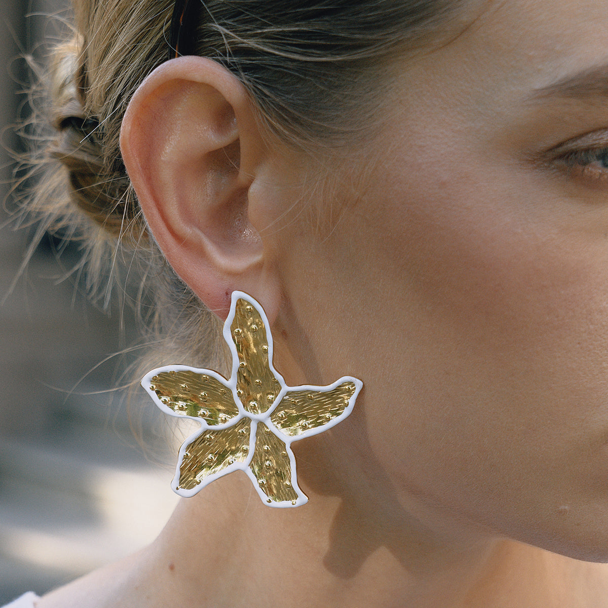 Ατσάλινα σκουλαρίκια πέντε πετάλων με drip oil σε λευκό – Χονδρική So Cute by Dimi