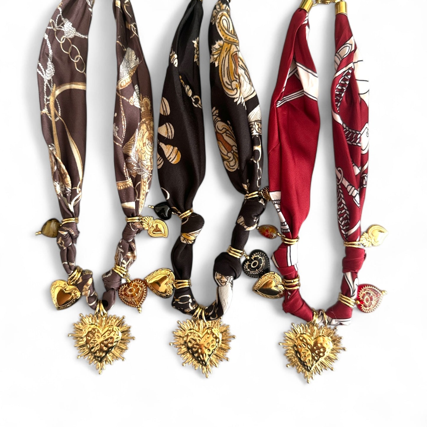 Ατσάλινο κολιέ με σατέν φουλάρι και χρυσά charms καρδιές So Cute by Dimi