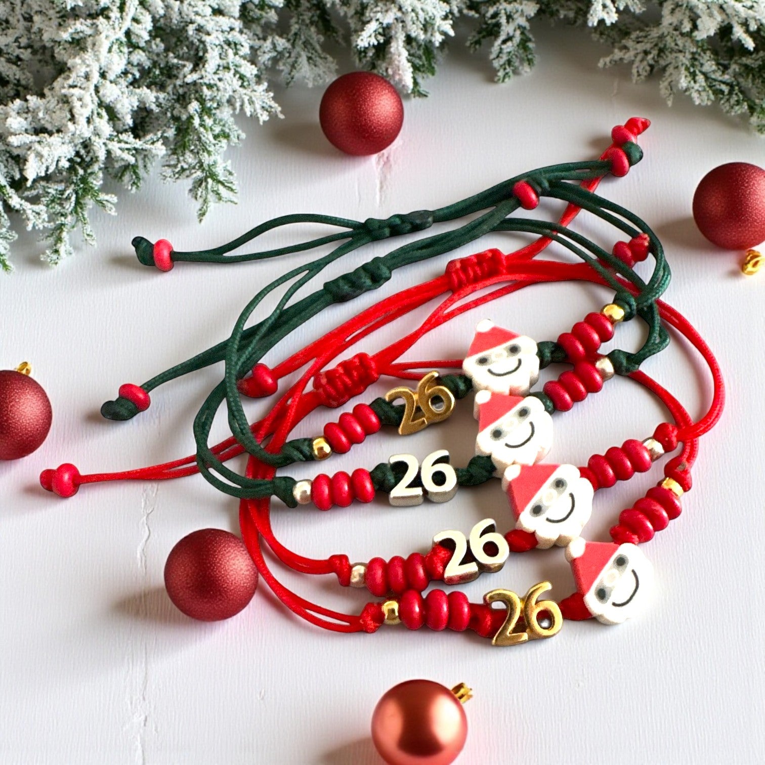 Παιδικό βραχιόλι γούρι 2026 με Άγιο Βασίλη & μεταλλικό 26 – So Cute by Dimi Wholesale