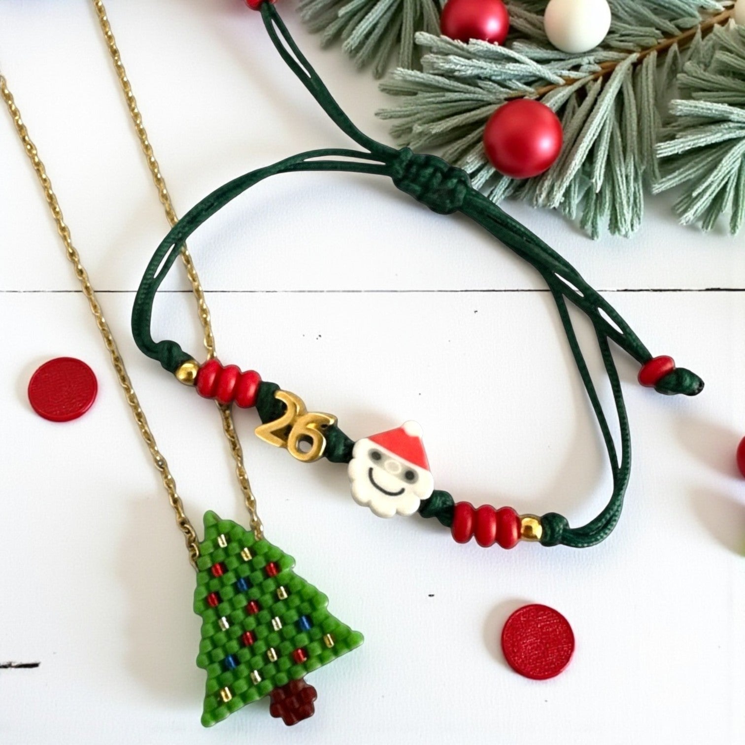 Παιδικό ατσάλινο κολιέ με χάντρες Miyuki σε σχήμα χριστουγεννιάτικου δέντρου – So Cute Wholesale