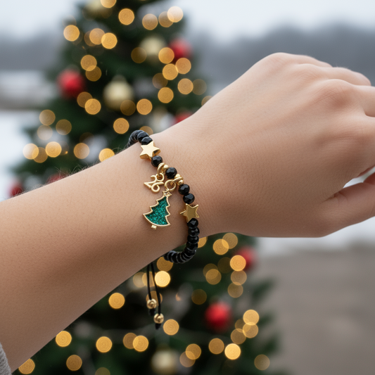 Χριστουγεννιάτικο βραχιόλι-γούρι με χάντρες και κρεμαστό δέντρο σμάλτο, So Cute by Dimi.