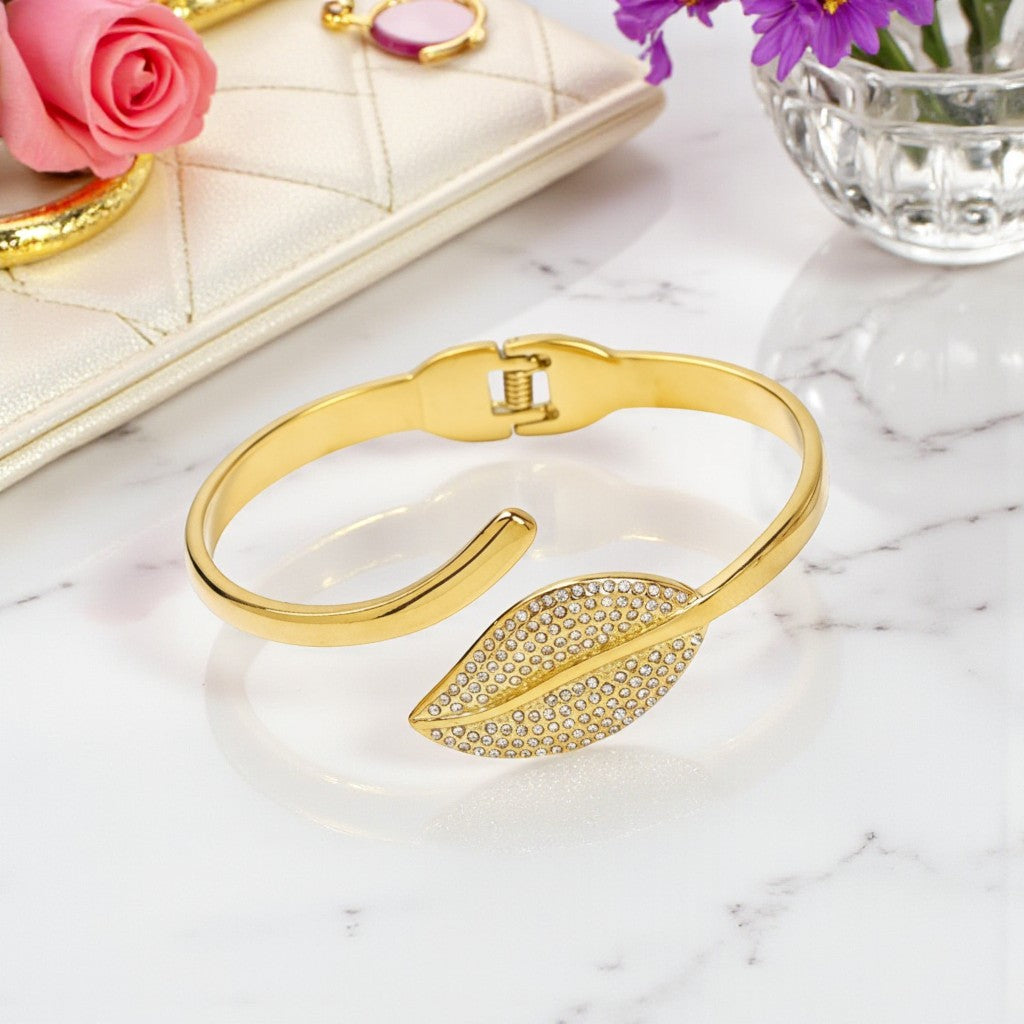 Χονδρικό ατσάλινο βραχιόλι Leaf Elegance με φύλλο και στρας σε χρυσό & ασημί