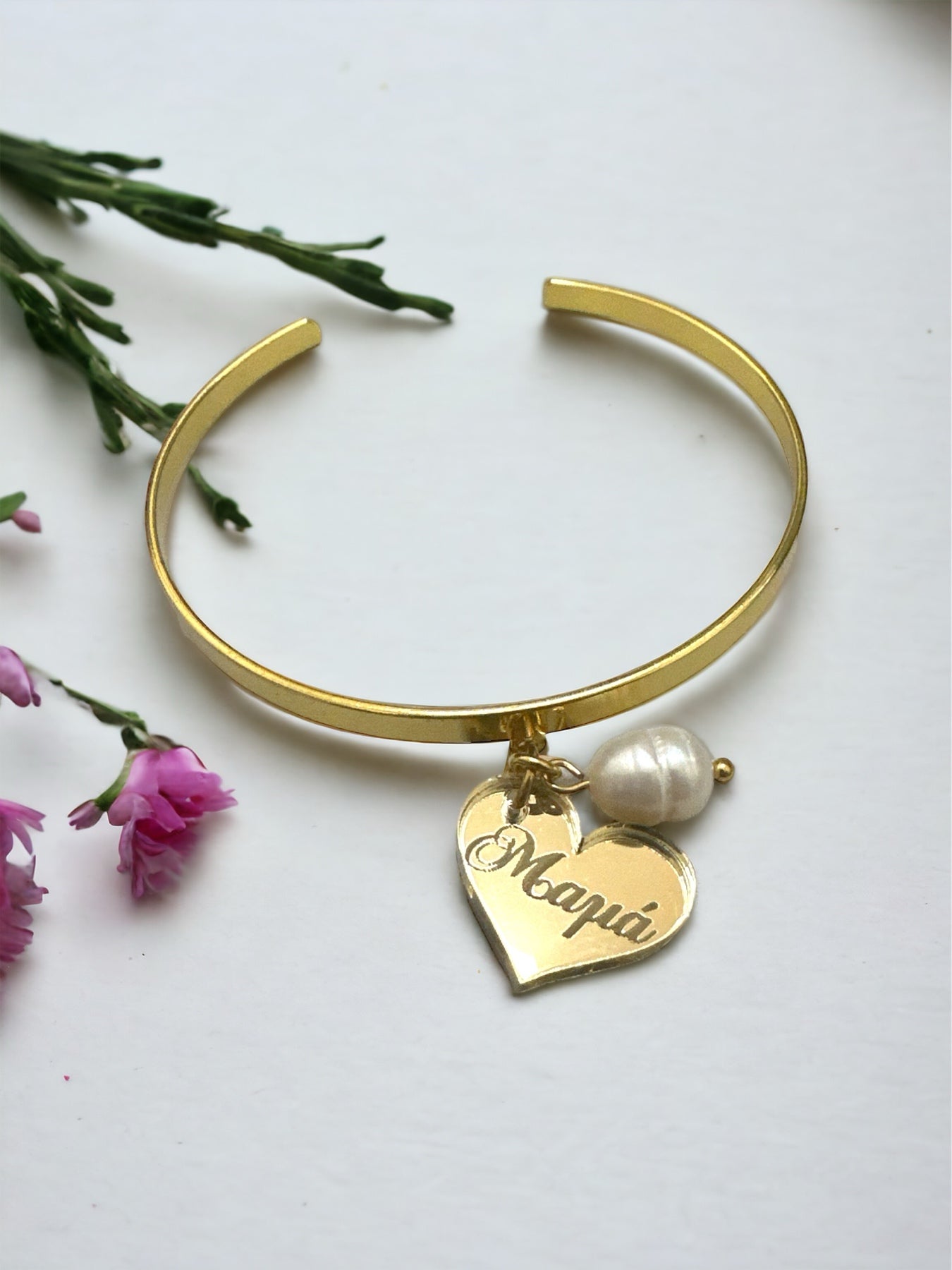 Χειροποίητη χειροπέδα με πλεξιγκλάς καρδιά "Mama" και φυσική πέρλα – Mama Heart Bracelet – So Cute by Dimi