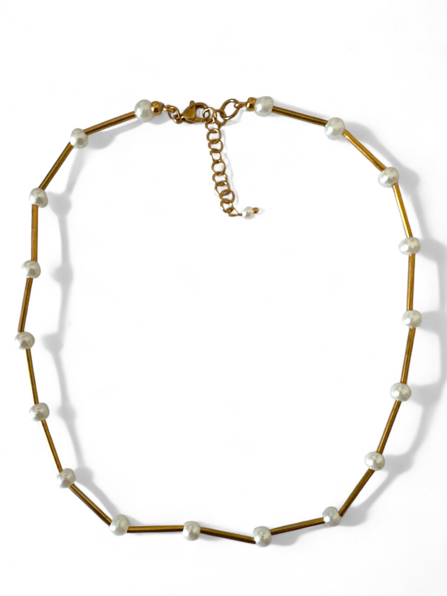 🤍✨ Tenia Necklace – Χειροποίητο Κολιέ με Μεταλλικά Σωληνάκια & Πέρλες