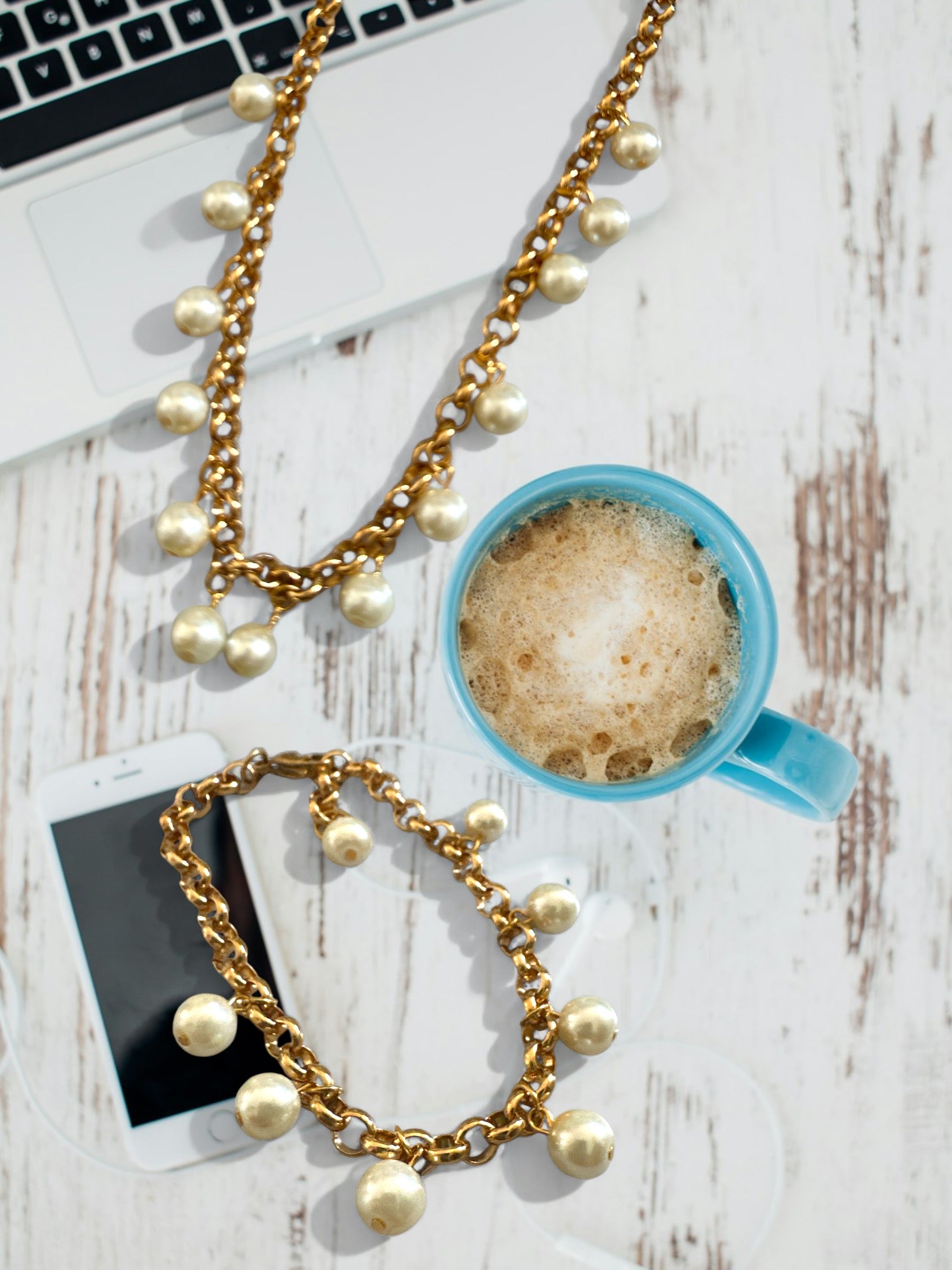 Χειροποίητο βραχιόλι με ατσάλινη αλυσίδα και κρεμαστές πέρλες – So Cute by Dimi