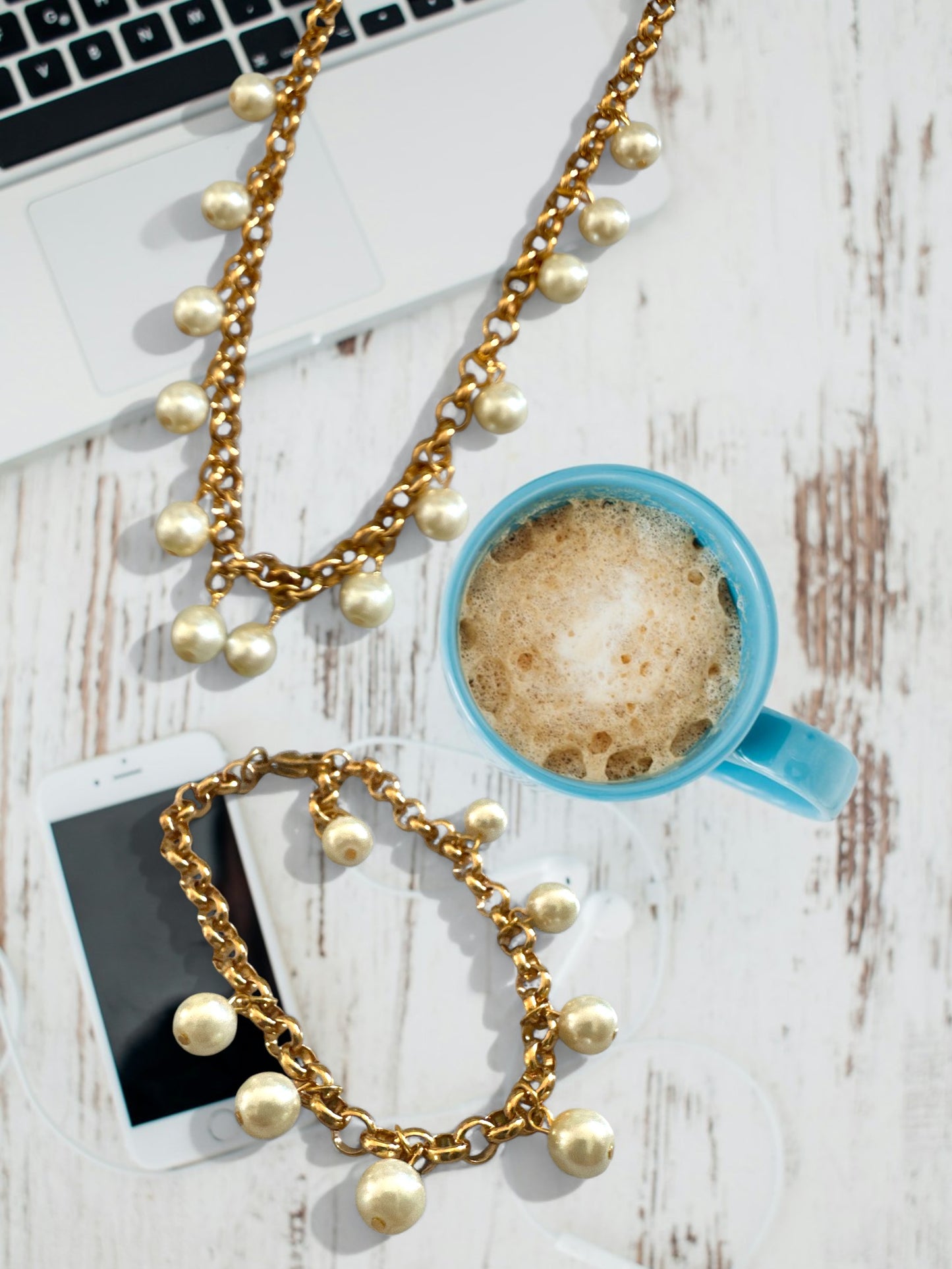 Χειροποίητο βραχιόλι με ατσάλινη αλυσίδα και κρεμαστές πέρλες – So Cute by Dimi