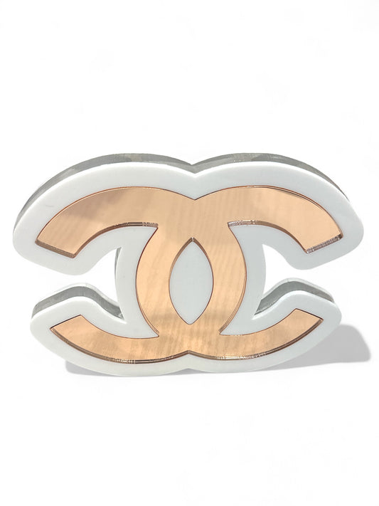 Χειροποίητο επιτραπέζιο γούρι Double C από λευκό και ροζ χρυσό καθρέφτη σε minimal φωτογράφιση.”