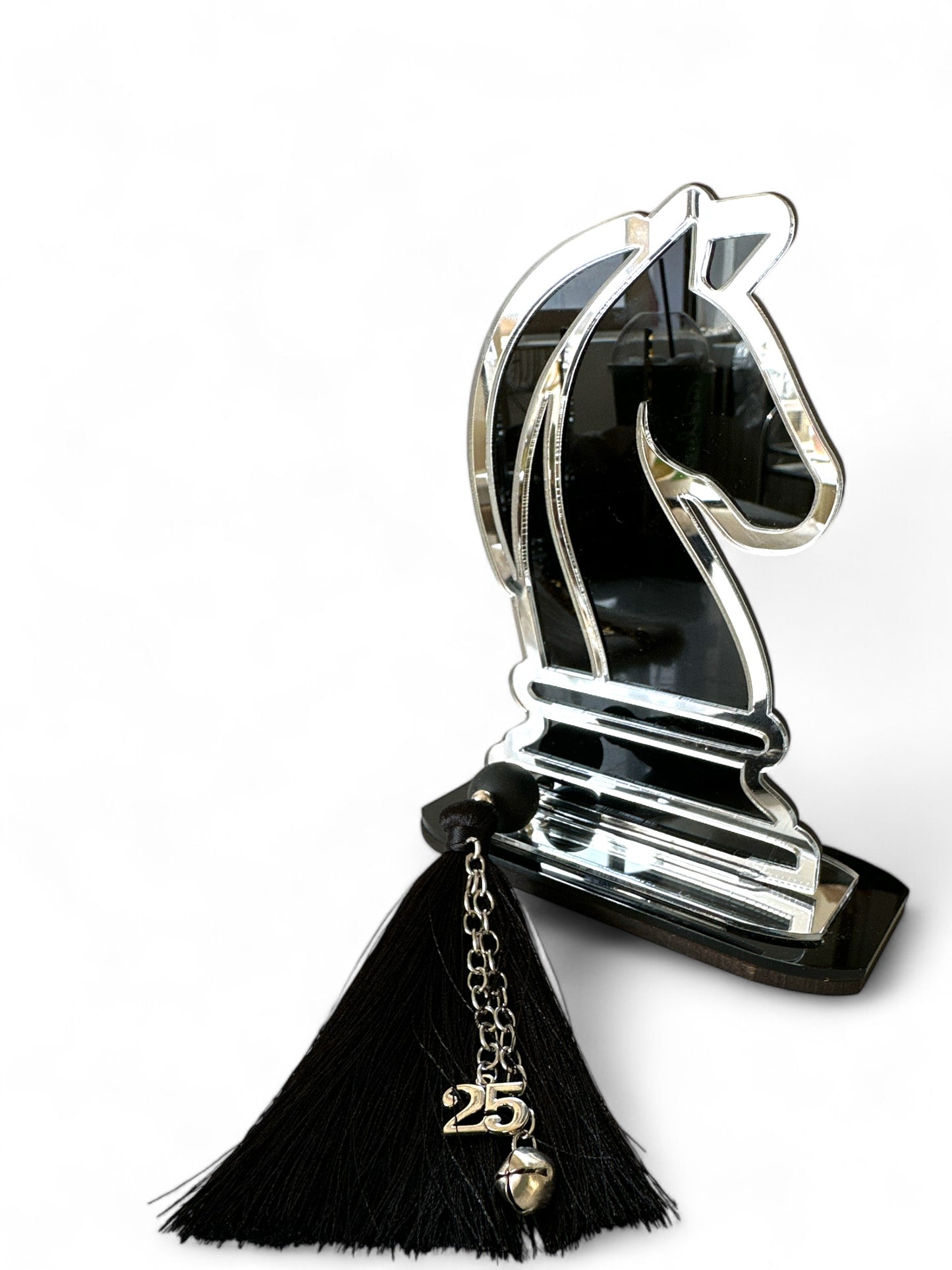 Γούρι άλογο σκακιού plexiglass με βάση και φούντα – Χονδρική So Cute by Dimi